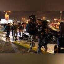 עשרות צעירים עולים על טיסה לישראל במטרה להתגייס ולהצטרף ללחימה. | EPA