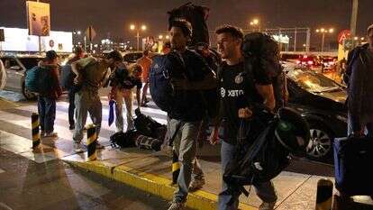 עשרות צעירים עולים על טיסה לישראל במטרה להתגייס ולהצטרף ללחימה. | EPA