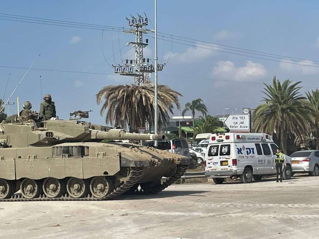 טנק בכניסה לכפר עזה. | ירון רוזנטל