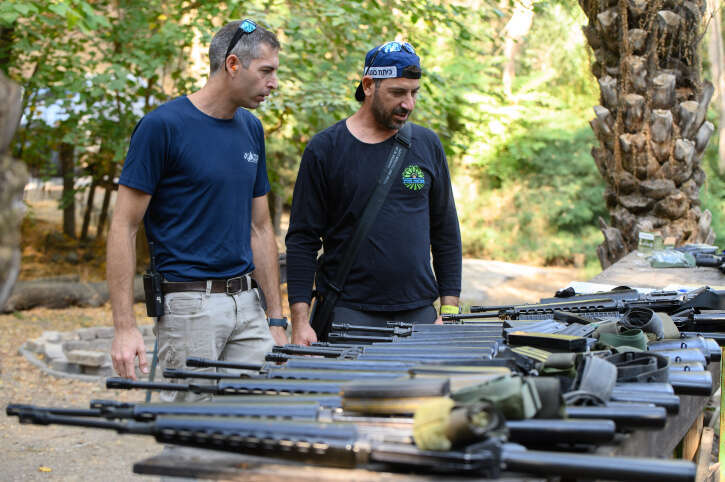 „במדינה נורמלית לא מקימים פלוגה בפרדס חנה עם נשקים ארוכים בבית”
