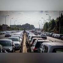 רכבי המילואימניקים שהושארו מחוץ לאחד מבסיסי צה"ל ב-7.10. | אריק סולטן