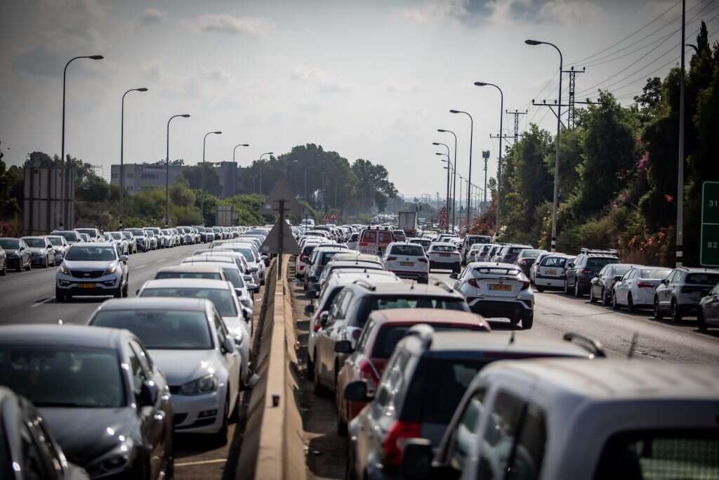 רכבי המילואימניקים שהושארו מחוץ לאחד מבסיסי צה"ל ב-7.10. | אריק סולטן רכבי המילואימניקים שהושארו מחוץ לאחד מבסיסי צה"ל ב-7.10. | אריק סולטן