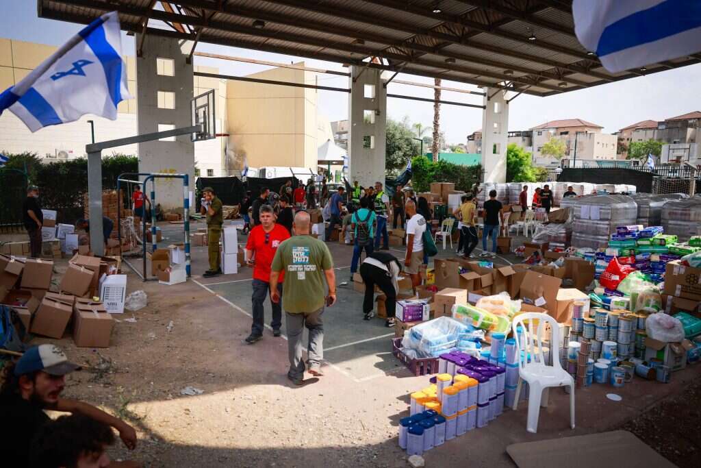 אורזים מזון לחיילים ולמפוני העוטף, השבוע בשדרות. | חיים גולדברג, פלאש 90 אורזים מזון לחיילים ולמפוני העוטף, השבוע בשדרות. | חיים גולדברג, פלאש 90