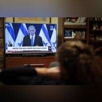 ישראלים צופים בהצהרת נתניהו במהלך "חרבות ברזל". | נועם ריבקין פנטון, פלאש90