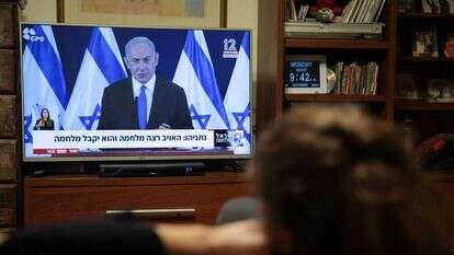 ישראלים צופים בהצהרת נתניהו במהלך "חרבות ברזל". | נועם ריבקין פנטון, פלאש90