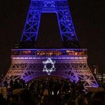 מגדל אייפל מואר בצבעי דגל ישראל ובמגן דוד, ביטוי לתמיכת צרפת בישראל. | EPA