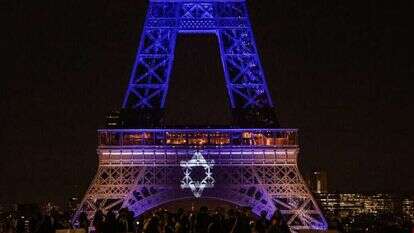 מגדל אייפל מואר בצבעי דגל ישראל ובמגן דוד, ביטוי לתמיכת צרפת בישראל. | EPA