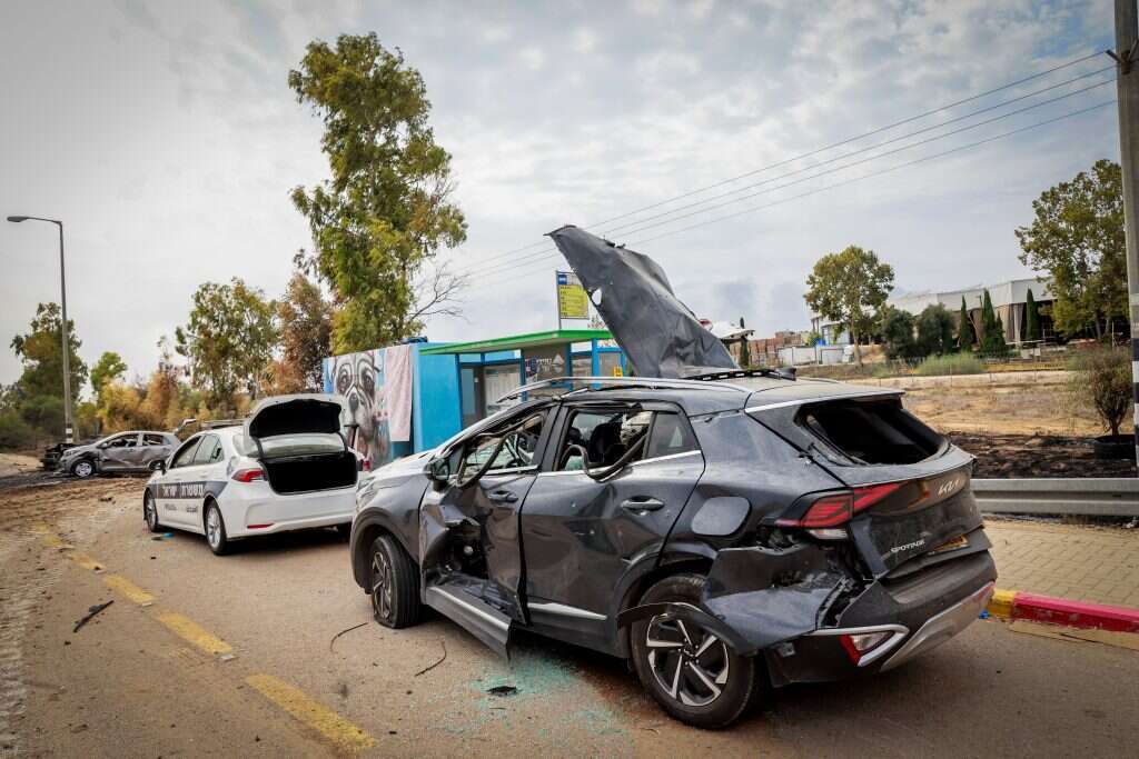 מכוניות שרופות סמוך לכניסה לקיבוץ עלומים, סמוך לגבול. | יוסי זמיר/פלאש90