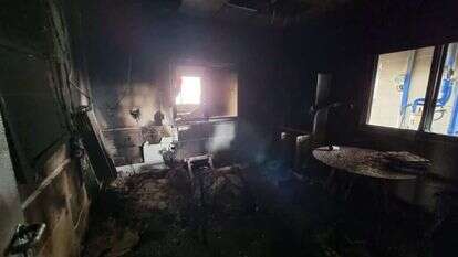 משרדי הרפת בעלומים לאחר השריפה. | סטיבי מרכוס