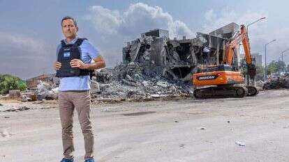 אלון דוידי מחוץ לתחנת המשטרה החרבה בשדרות, השבוע. | יוסי אלוני