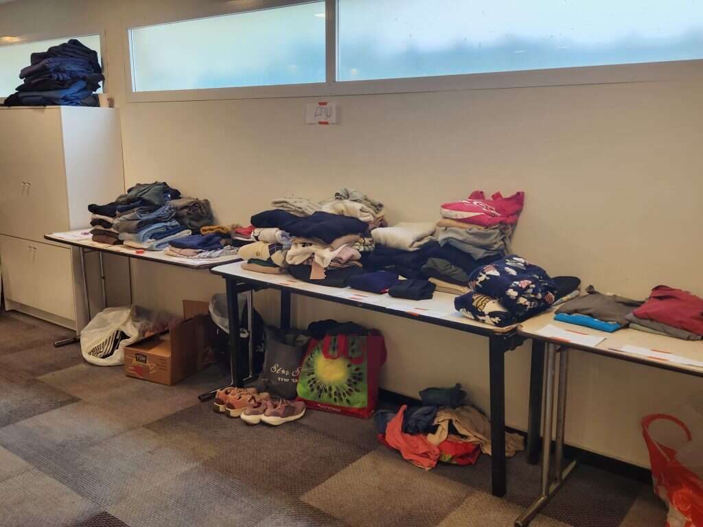 תרומות למפונים מקיבוץ זיקים, במלון יערים. | עטרה גרמן