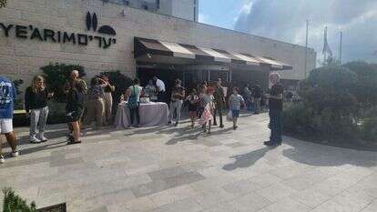 המפונים במלון יערים. | עטרה גרמן