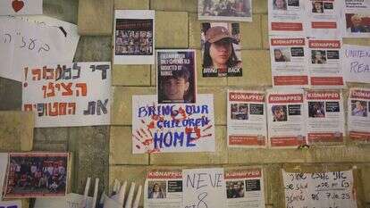 תמונות חטופים על קירות הקריה בתל אביב. | EPA תמונות חטופים על קירות הקריה בתל אביב. | EPA