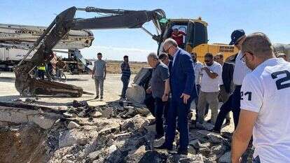 ראש ממשלת סוריה בוחן את נזקי התקיפה בשדה התעופה בדמשק, בשבוע שעבר. | AFP