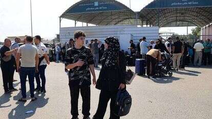 עזתים בעלי דרכונים זרים צובאים על מעבר רפיח, בשבוע השני למלחמה. | AFP