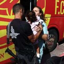 ילדים ומבוגרים עוזבים את העיר שדרות בעקבות ירי הרקטות מרצועת עזה.למצולמים אין קשר לכתבה. | AFP