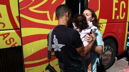 ילדים ומבוגרים עוזבים את העיר שדרות בעקבות ירי הרקטות מרצועת עזה.למצולמים אין קשר לכתבה. | AFP