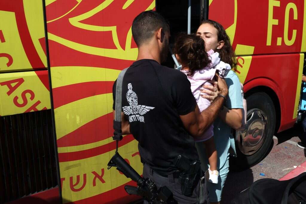 ילדים ומבוגרים עוזבים את העיר שדרות בעקבות ירי הרקטות מרצועת עזה.למצולמים אין קשר לכתבה. | AFP