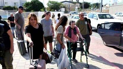 קשישים וצעירים מתפנים מהעיר שדרות בעקבות הלחימה עם חמאס בגבול רצועת עזה. | AFP