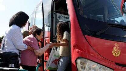 תושבי שדרות עוזבים את העיר בעקבות המשך ירי הרקטות מהרצועה. | AFP