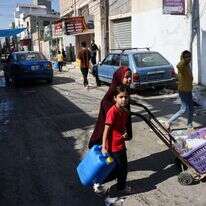 תושבי עזה מחפשים מאגרי מים. | מוחמד עבד, AFP
