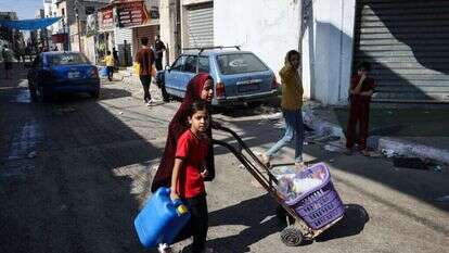 תושבי עזה מחפשים מאגרי מים. | מוחמד עבד, AFP