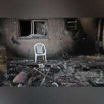 בית שהועלה באש על ידי מחבלים בבארי. | AFP בית שהועלה באש על ידי מחבלים בבארי. | AFP