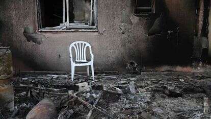 בית שהועלה באש על ידי מחבלים בבארי. | AFP