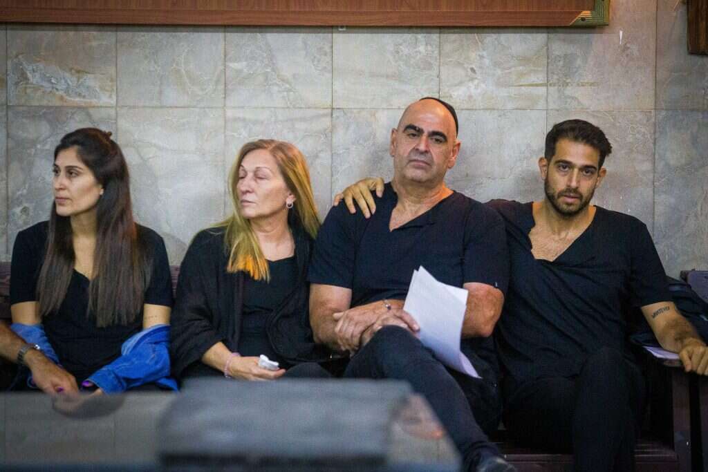 הלווית האחיות הודיה ותאיר דוד שנרצחו בפסטיבל "נובה" על ידי מחבלי חמאס. בית העלמין בית דגן. | פלאש 90