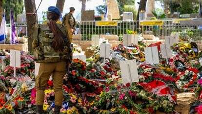 חיילת שומרת על קבריהם הטריים של חללי צה"ל שנהרגו במלחמה מול חמאס, בית הקברות הצבאי הר הרצל בירושלים. | יוסי זמיר פלאש 90