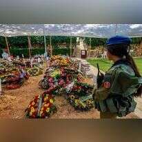 חיילת שומרת על קבריהם הטריים של חללי צה"ל שנהרגו במלחמה מול חמאס, בית הקברות הצבאי הר הרצל בירושלים. | יוסי זמיר פלאש 90