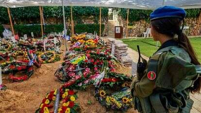 חיילת שומרת על קבריהם הטריים של חללי צה"ל שנהרגו במלחמה מול חמאס, בית הקברות הצבאי הר הרצל בירושלים. | יוסי זמיר פלאש 90