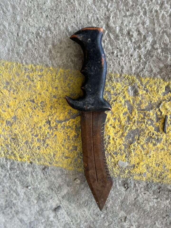 סכין חדה ומשוננת. | אריאל שנבל