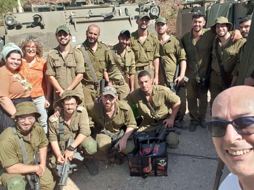 חמ"ל המתנדבים של שהם עם החיילים