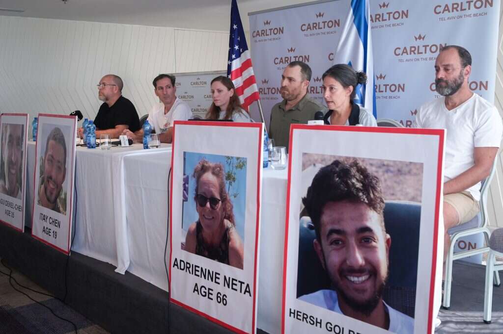 הוריו של הרש גולדברג-פולין, במסיבת העיתונאים של משפחות של אזרחים אמריקאים שנחטפו על ידי החמאס. | אבשלום ששוני/פלאש90