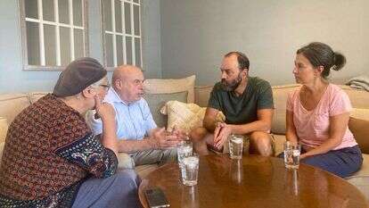 הוריו של החטוף הרש גולדברג-פולין, במפגש עם נתן ואביטל שרנסקי