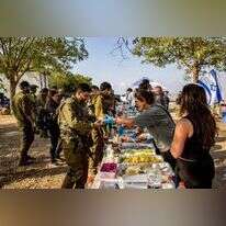 מתנדבים מחלקים אוכל לחיילים על גבול עזה. | אורן בן חקון, פלאש 90