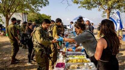 מתנדבים מחלקים אוכל לחיילים על גבול עזה. | אורן בן חקון, פלאש 90
