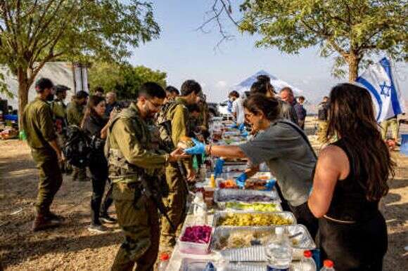 מתנדבים מחלקים אוכל לחיילים על גבול עזה. | אורן בן חקון, פלאש 90 מתנדבים מחלקים אוכל לחיילים על גבול עזה. | אורן בן חקון, פלאש 90