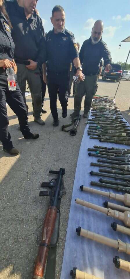 חלק מכלי הנשק של מרצחי חמאס שנתםס בידי המשטרה. | דוברות המשטרה