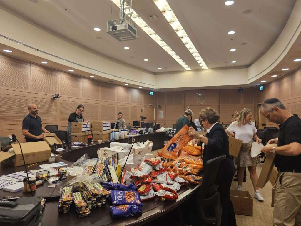 בחמ"ל הכנסת דואגים לצ'ופרים לחיילים