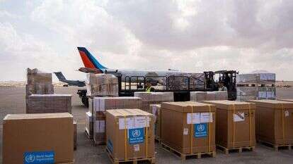 אספקה של ציוד רפואי שנשלחה דרך מצרים מארגון הבריאות העולמי. | AFP