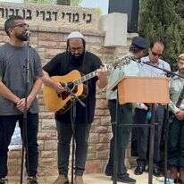 חנן בן ארי בהלוויתו של אביב ברעם. | יח"צ רונית ארבל