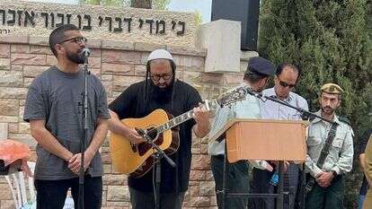 חנן בן ארי בהלוויתו של אביב ברעם. | יח"צ רונית ארבל