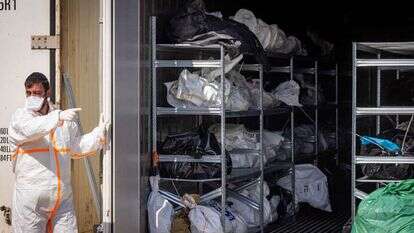 איש זק"א בכניסה למכון הפורנזי במחנה שורה. | נתי שוחט, פלאש 90