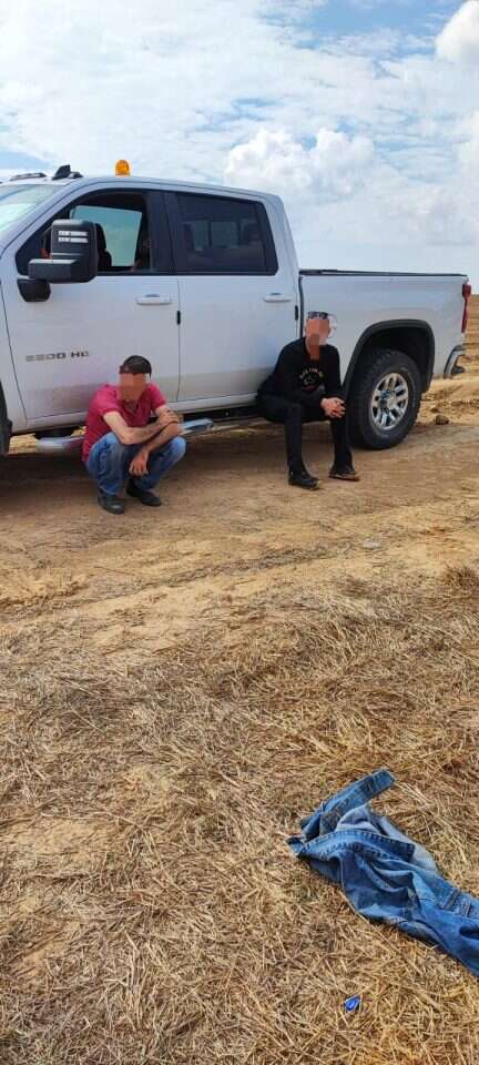 שני תושבי רהט נתפסו בוזזים מכוניות שננטשו בשטח המסיבה ברעים בזמן הטבח. | דוברות המשטרה