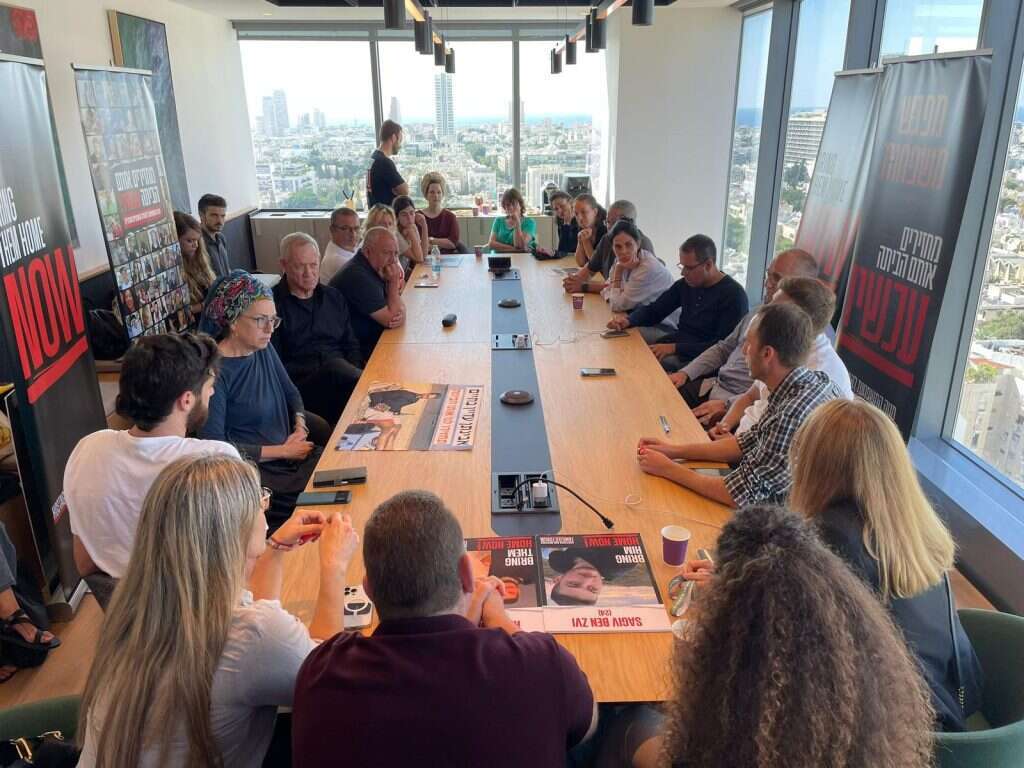 גנץ ואייזנקוט במפגש עם משפחות השבויים בעזה. | מטה משפחות החטופים והנעדרים גנץ ואייזנקוט במפגש עם משפחות השבויים בעזה. | מטה משפחות החטופים והנעדרים