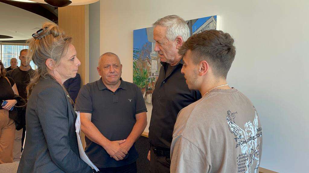 גנץ ואייזנקוט במפגש עם משפחות השבויים בעזה. | מטה משפחות החטופים והנעדרים גנץ ואייזנקוט במפגש עם משפחות השבויים בעזה. | מטה משפחות החטופים והנעדרים