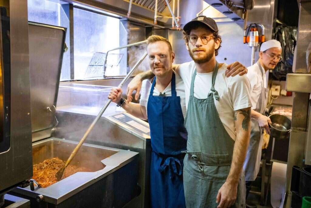 כולם נרתמו. בן–נריה עם המתנדב אלישע בנאי. | אריק סולטן