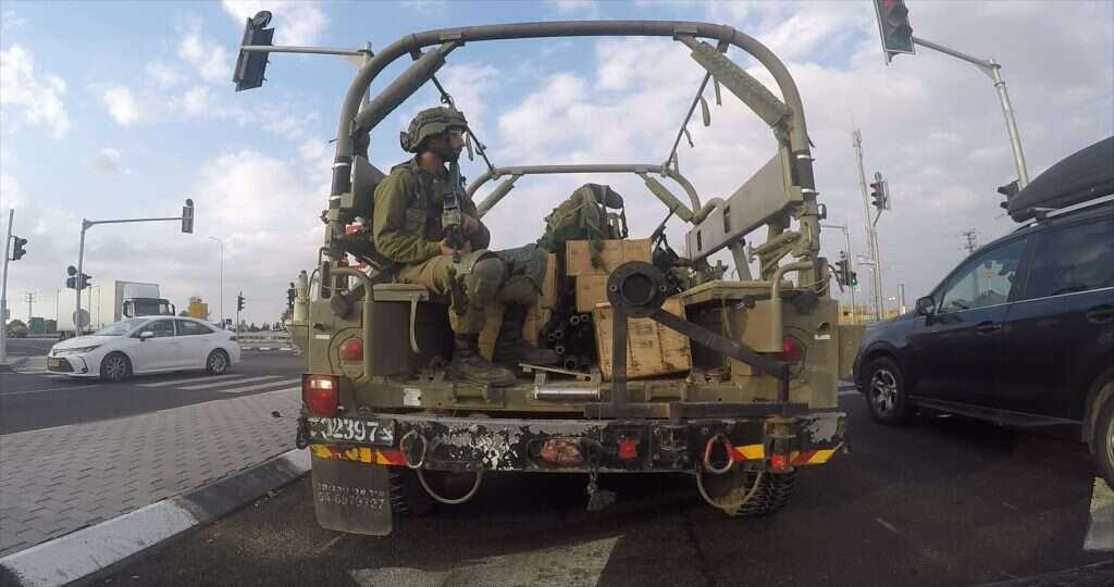 מחייכים בעייפות. חיילים בדרך לנתיבות. | אור אזולאי